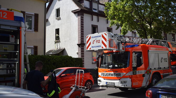 In diesem älteren Haus in der Reutlinger Seestraße hatte ein technisches Gerät Feuer gefangen. Die Feuerwehr konnte den Schwelbr
