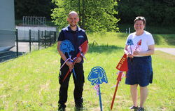 Manuel Schweizer und Sabine Hunzinger freuen sich über die gelungenen Schäferlauf-Bodenstecker in den Stadtfarben.  FOTO: OECHSN
