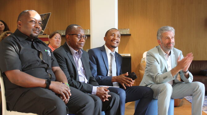 Neben OB Boris Palmer begrüßen (von rechts) Bürgermeister Zuberi Kidumo, Stadtdirektor Rashid Gembe und der in Moshi mit Abfallm