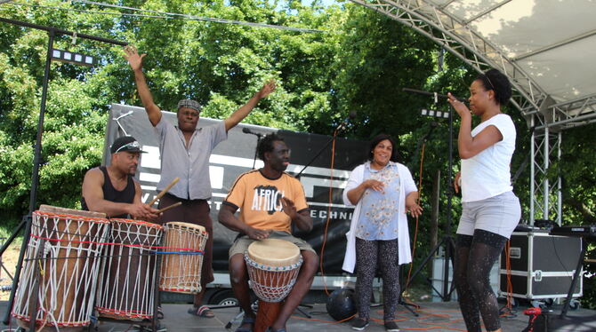 Beim Afrika Festival gibt es viel Musik und Tanz. Jeder und Jede ist dazu eingeladen, die Hüften schwingen zu lassen. FOTOS: NOW