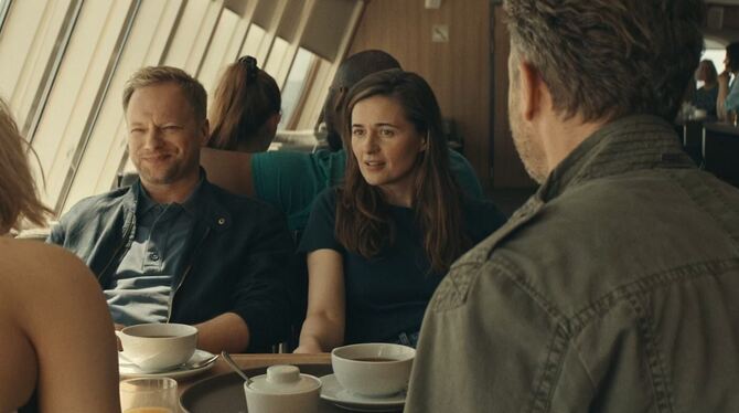 Maja (Agnieszka Grochowska) und Hubert (Maciej Stuhr) sind auf dem Weg ins Urlaubsparadies Bornholm. FOTO: FWB Maja (Agnieszka Grochowska) und Hubert (Maciej Stuhr) sind auf dem Weg ins Urlaubsparadies Bornholm. FOTO: FWB