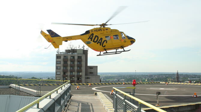 Landung eines Rettungshubschraubers der ADAC-Luftrettung auf dem Klinikum am Steinenberg. Während des IT-Ausfalles Ende April ha
