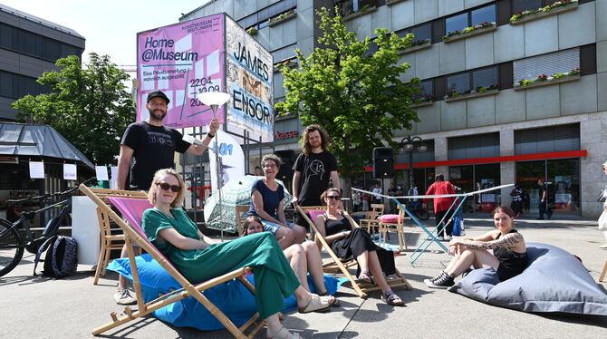 Lustiges Picknick auf dem Marktplatz? Nein, eine Demonstration gegen die Wohnungsnot in der Stadt.  FOTO: ZENKE