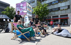 Lustiges Picknick auf dem Marktplatz? Nein, eine Demonstration gegen die Wohnungsnot in der Stadt.  FOTO: ZENKE