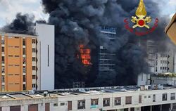 Großer Brand in mehrstöckigem Wohngebäude in Rom