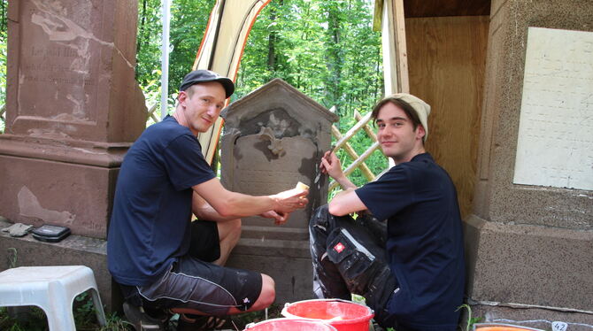 Sven Ölschläger (links) und Philipp Heck achten bei ihrer Arbeit auf kleinste Details.  FOTOS: NOWARA