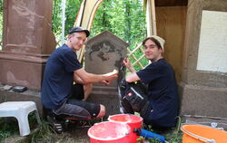 Sven Ölschläger (links) und Philipp Heck achten bei ihrer Arbeit auf kleinste Details.  FOTOS: NOWARA