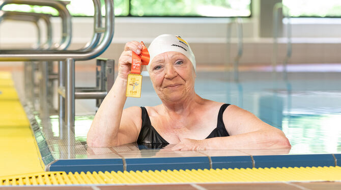 Gudrun Manuwald-Seemüller hat dieses Jahr im 50-Meter-Brustschwimmen in ihrer Altersklasse den Weltrekord geknackt.  FOTO: SCHAN
