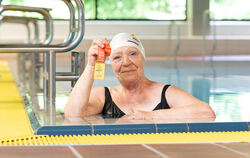 Gudrun Manuwald-Seemüller hat dieses Jahr im 50-Meter-Brustschwimmen in ihrer Altersklasse den Weltrekord geknackt.  FOTO: SCHAN