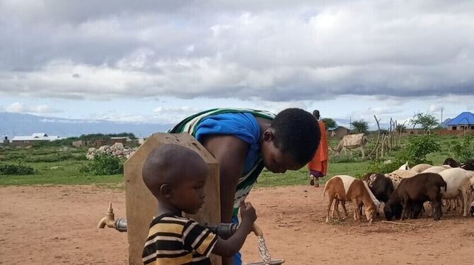 Mama Bahati und Sohn Musa freuen sich, dass ihr Wasser dauerhaft und störungsfrei an  den Zapfstellen ankommt.  FOTO: VEREIN