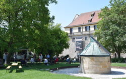 Mehr Service für Besucher: Das Café unter schattigen Bäumen (links) neben der Bohnenberger-Sternwarte (rechts).  FOTO: KREIBICH