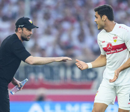 »Finale« um den letzten Startplatz in der Bundesliga: VfB-Coach Sebastian Hoeneß (links) im Gespräch mit Dinos Mavropanos.  FOTO