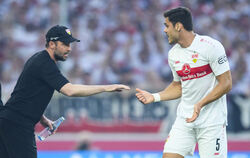 »Finale« um den letzten Startplatz in der Bundesliga: VfB-Coach Sebastian Hoeneß (links) im Gespräch mit Dinos Mavropanos.  FOTO