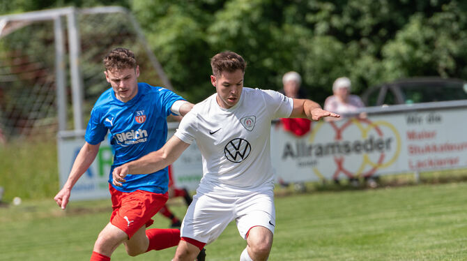 Justus Beck (rechts) vom TV Unterhausen behauptet den Ball im Zweikampf mit Maurice Alle vom SV Ohmenhausen.  FOTO: SCHANZ