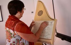  Projektleiterin Tanja Schleyerbach stimmt das Märchenlied »Der Zaunkönig« auf der Veeh-Harfe an.  FOTOS: SPIESS 