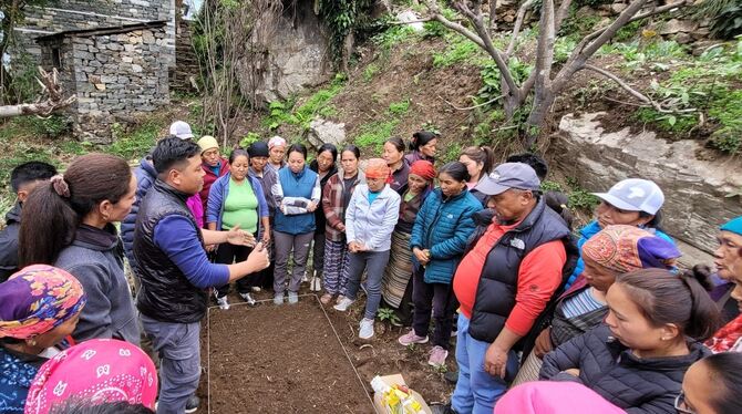 So klappt’s mit dem Gemüseanbau: Vertreter von Mountain Spirit gaben den Einheimischen Tipps.  FOTO: PRIVAT
