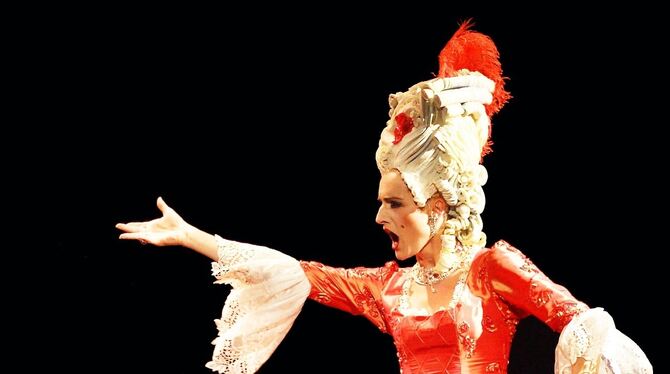 Annette Postel nimmt stimmgewaltig die Opernwelt auf die Schippe.  FOTO: PR