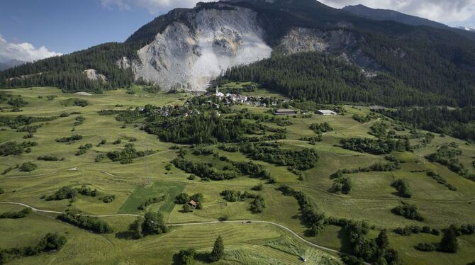 Felsmassen bedrohen Schweizer Dorf