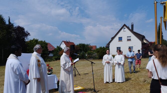An drei Altären wurde um Frieden oder Liebe gebetet. FOTOS: BÖHM