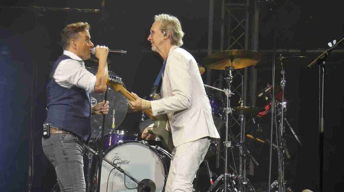 Da stimmt die Chemie: Tim Howar (links) als Sänger und Mike Rutherford an der E-Gitarre beim Auftritt in der Liederhalle.  FOTO: