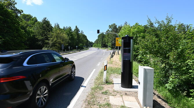 Bitte nicht zu schnell fahren: Eine neue Blitzersäule auf der L 383 vor der Abzweigung nach Ohmenhausen. FOTO: ZENKE Bitte nicht zu schnell fahren: Eine neue Blitzersäule auf der L 383 vor der Abzweigung nach Ohmenhausen. FOTO: ZENKE