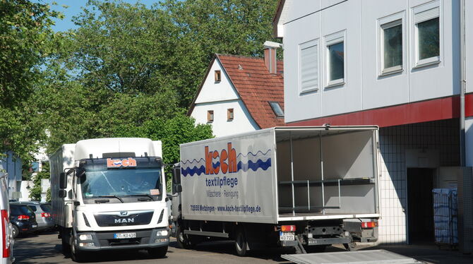 Zwei Lkw von Koch Textilpflege holen und bringen gereinigte Wäsche ins Interimslager im ehemaligen Nahkauf-Markt Neuhausen. Das