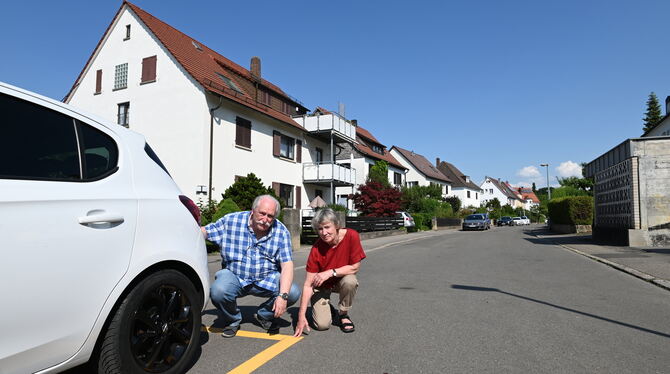 Angelika und Thomas Baltzer empfinden die Parkraumbewirtschaftung in der Kantstraße als Ärgernis. Unter anderem, weil durch die Angelika und Thomas Baltzer empfinden die Parkraumbewirtschaftung in der Kantstraße als Ärgernis. Unter anderem, weil durch die