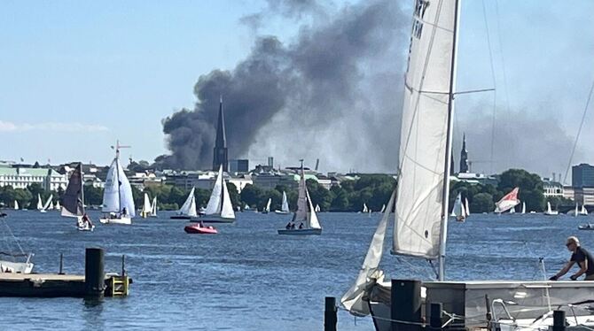 Explosionen auf Gebäudedach in Hamburger HafenCity