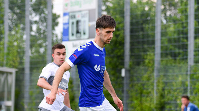 Pfullingens Armin Humic spielte mit einem Magen-Darm-Infekt.  FOTO: SCHUELLER/EIBNER