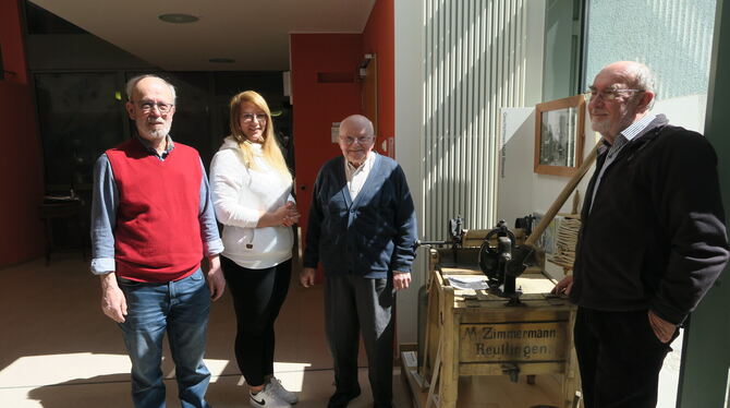 Walter Ott, Ann-Cathrin Günther, Werner Kuder und Hauke Petersen (von links) zeigen die Ausstellung "Ein Quadratmeter Geschichte