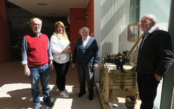Walter Ott, Ann-Cathrin Günther, Werner Kuder und Hauke Petersen (von links) zeigen die Ausstellung »Ein Quadratmeter Geschichte