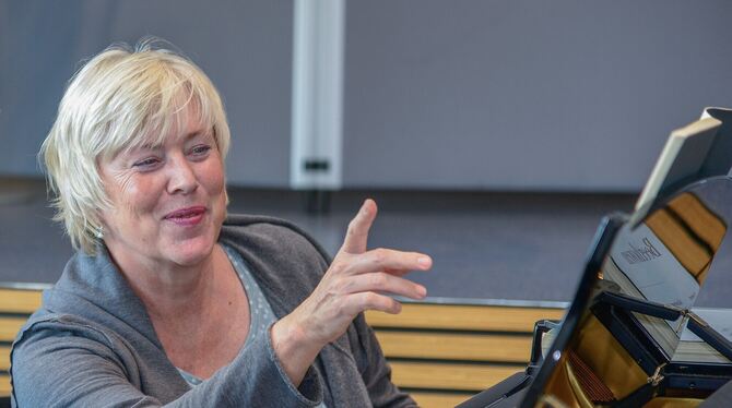 Musizieren am Klavier ist für Nienke Hamann wie ein Kreis, der durchs Pedal und durch alle Gelenke hindurch in den Fingerspitzen Musizieren am Klavier ist für Nienke Hamann wie ein Kreis, der durchs Pedal und durch alle Gelenke hindurch in den Fingerspitzen