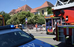 Feuerwehr, Polizei und Rettungskräfte rückten zu einem Feuer in der Tübinger Schellingstraße aus.