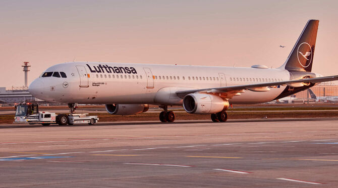 Die Lufthansa-Maschine »Reutlingen« A321 fliegt durch ganz Europa.  FOTO: LUFTHANSA, OLIVER RÖSLER