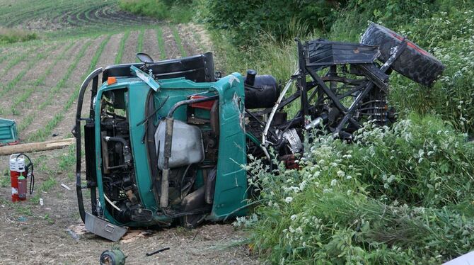 Klein-Lkw prallt gegen Regionalbahn - Fahrer tot, Verletzte