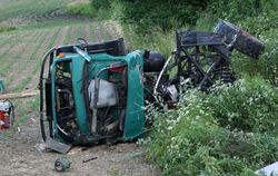 Klein-Lkw prallt gegen Regionalbahn - Fahrer tot, Verletzte