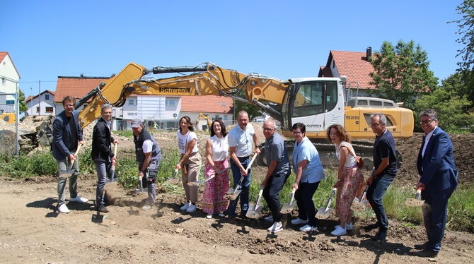 Vertreter der Gemeinde und die an der Umsetzung des Projekts beteiligten Partner und Hülbener Gemeinderäte beim Spatenstich für Vertreter der Gemeinde und die an der Umsetzung des Projekts beteiligten Partner und Hülbener Gemeinderäte beim Spatenstich für