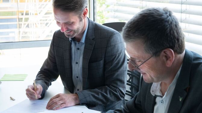 Werden künftig kooperieren: Gerhard Weik (links), Kanzler der Hochschule für Forstwirtschaft Rottenburg, und Daniel Geigis, gesc