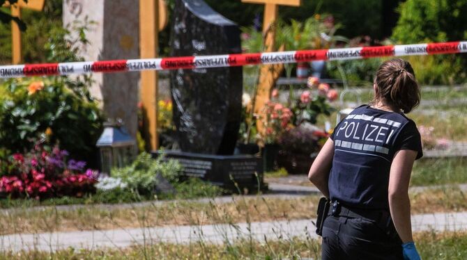 Drei Festnahmen nach Angriff auf Trauergemeinde Drei Festnahmen nach Angriff auf Trauergemeinde