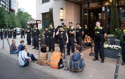Protest vor Berliner Luxushotel