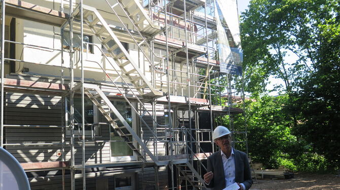 An zwei Objekten will die GWG Vor- und Nachteile testen und praktische Erfahrung sammeln: Uwe Wulfrath vor dem »Modellhaus« in T