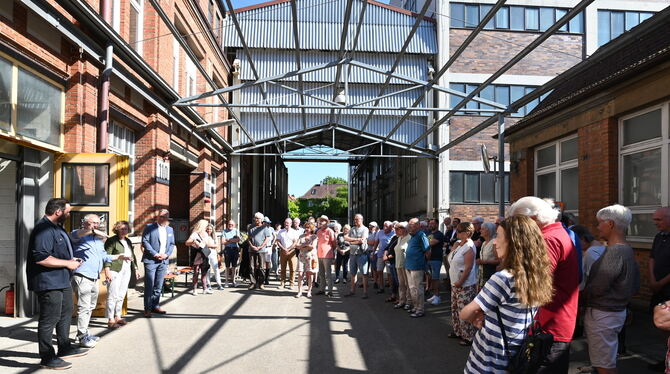 Tag der offenen Tür im ehemaligen Stoll-Areal: Das Publikum lauscht in der Hauptpassage des Geländes den Ausführungen von Projek Tag der offenen Tür im ehemaligen Stoll-Areal: Das Publikum lauscht in der Hauptpassage des Geländes den Ausführungen von Projek