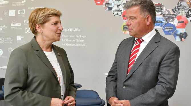 Nicole Razavi (CDU), baden-württembergische Ministerin für Landesentwicklung und Wohnen, im Gespräch mit Christian Erbe, Präside