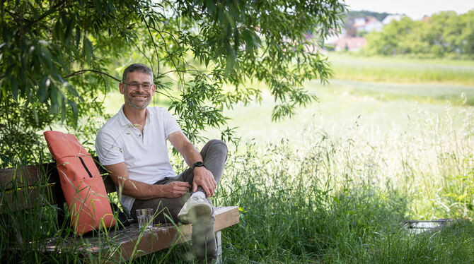 Mittenmang im Grünen lässt sich’s prima entspannen: Sondelfingens Bezirksbürgermeister Mike Schenk genießt seine kleinen Auszeit