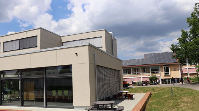 Beim Schulfest kann die erweiterte Mensa sowie der sanierte Goethebau der Schillerschule besichtigt werden.  FOTO: BLOCHING