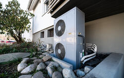 Die Lüftungsanlage einer Wärmepumpe vor einem Wohnhaus. Diese Anlagen sollen Gas- und Ölheizungen ersetzen.  FOTO: STEIN/DPA