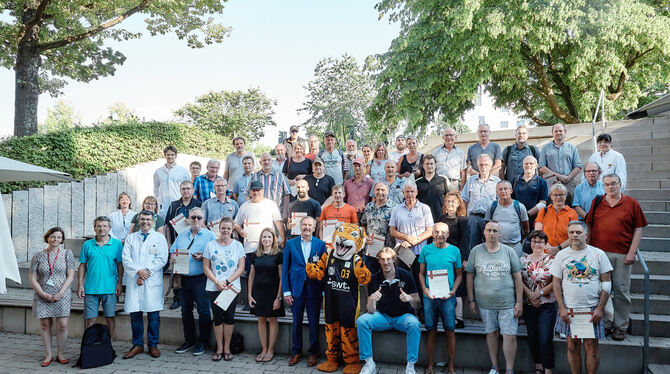 Premiere in der Blutspendezentrale: Günther Efinger hat 500 Mal in Tübingen Blut gespendet. Und der 64-Jährige aus Mössingen mac