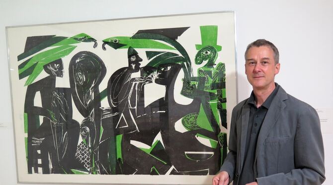 Ausstellungskurator Rainer Lawicki vor HAP Grieshabers Farbholzschnitt »Chout« (1962/1968).  FOTO: STRÖHLE