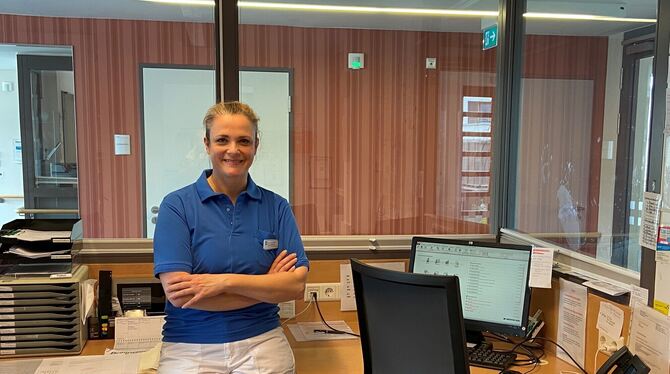 Alles unter Kontrolle: Im Dienstzimmer hat die RAH-Führungskraft Katja Troßbach die Station perfekt im Blick.  FOTO: RUNGE