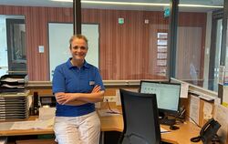 Alles unter Kontrolle: Im Dienstzimmer hat die RAH-Führungskraft Katja Troßbach die Station perfekt im Blick.  FOTO: RUNGE